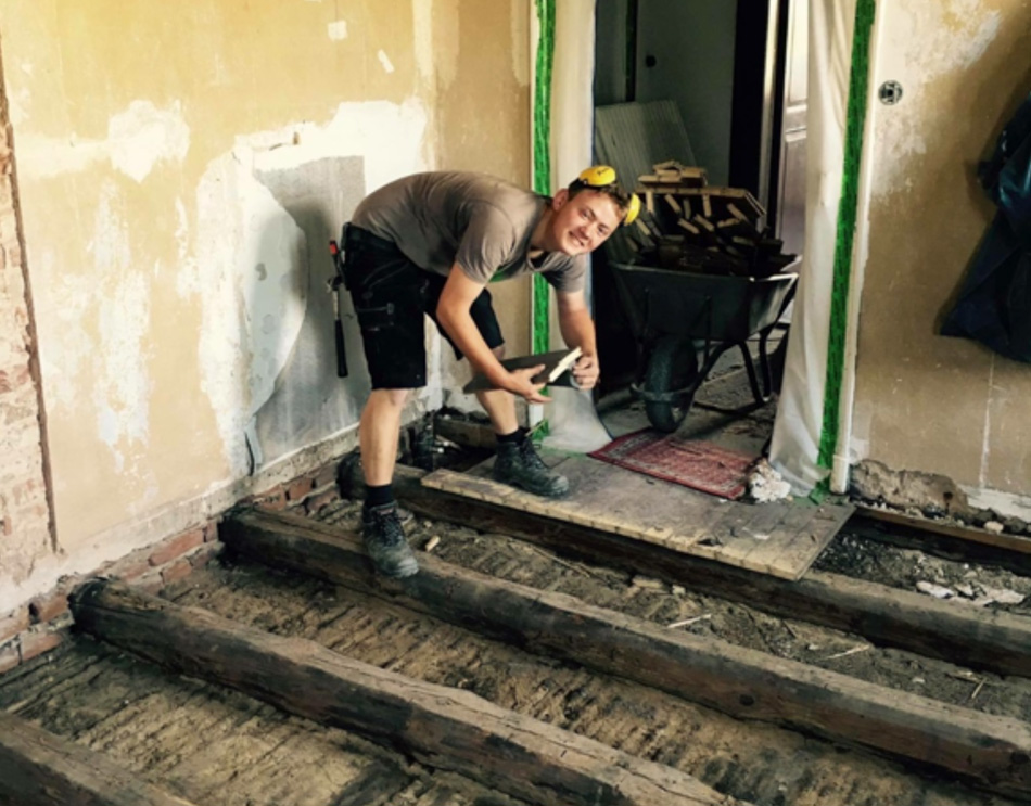 Arbeit_Firma_Antonius_Kiwall Hausmeister-Gehilfe Andre an der Gesamtschule